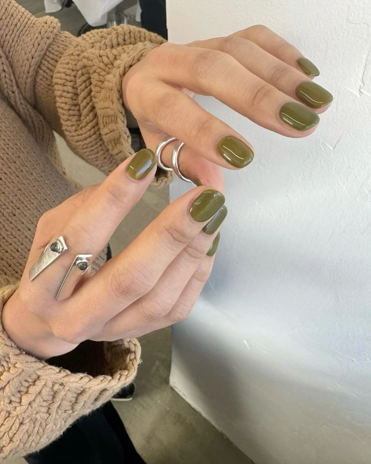 Cómo lograr un efecto antiage al elegir tu color de manicura