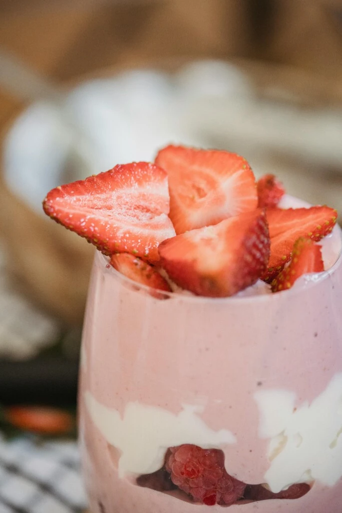 Helado de yogur natural y frutillas