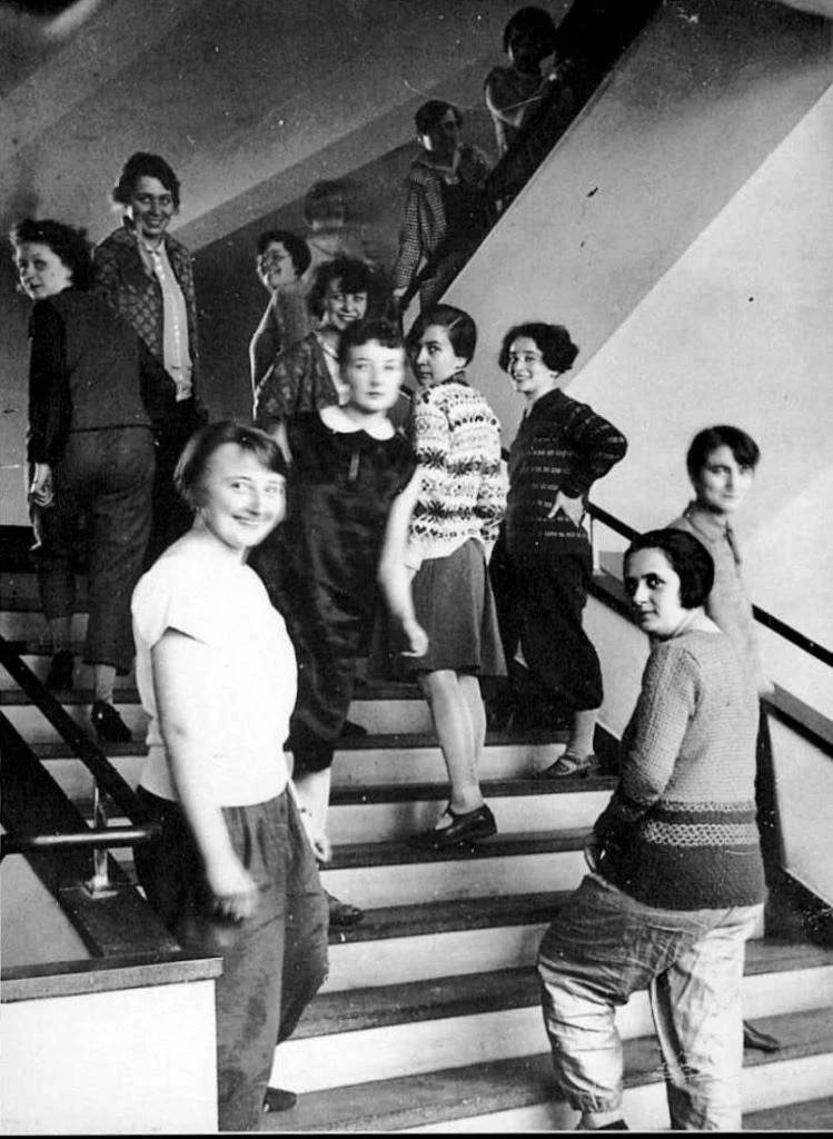 Estudiantes de un taller textil de la escuela Bauhaus. 
