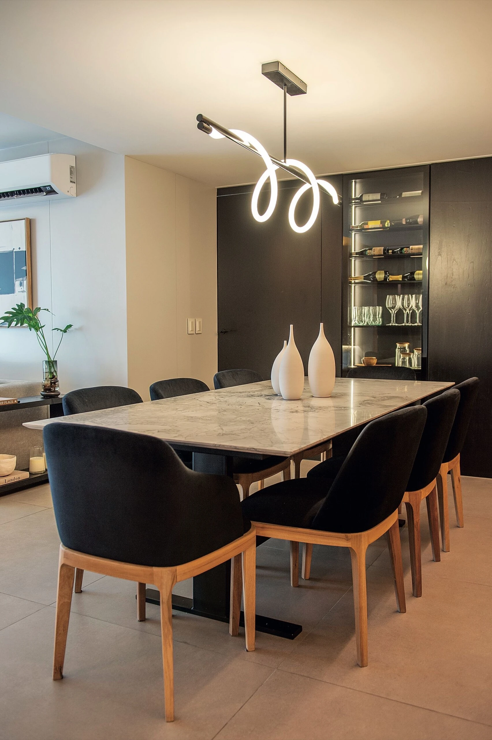 En el sector comedor, una mesa de piedra funciona como pieza central.