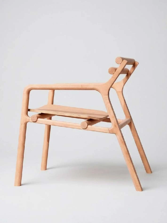 La silla Lounge Chair BRIDGE es la primera pieza de CLDW Studio de Luis Coronel. 