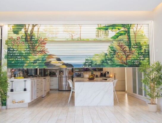 Un mural ¡en la cocina!: el ingenioso recurso que oculta, revela y decora  