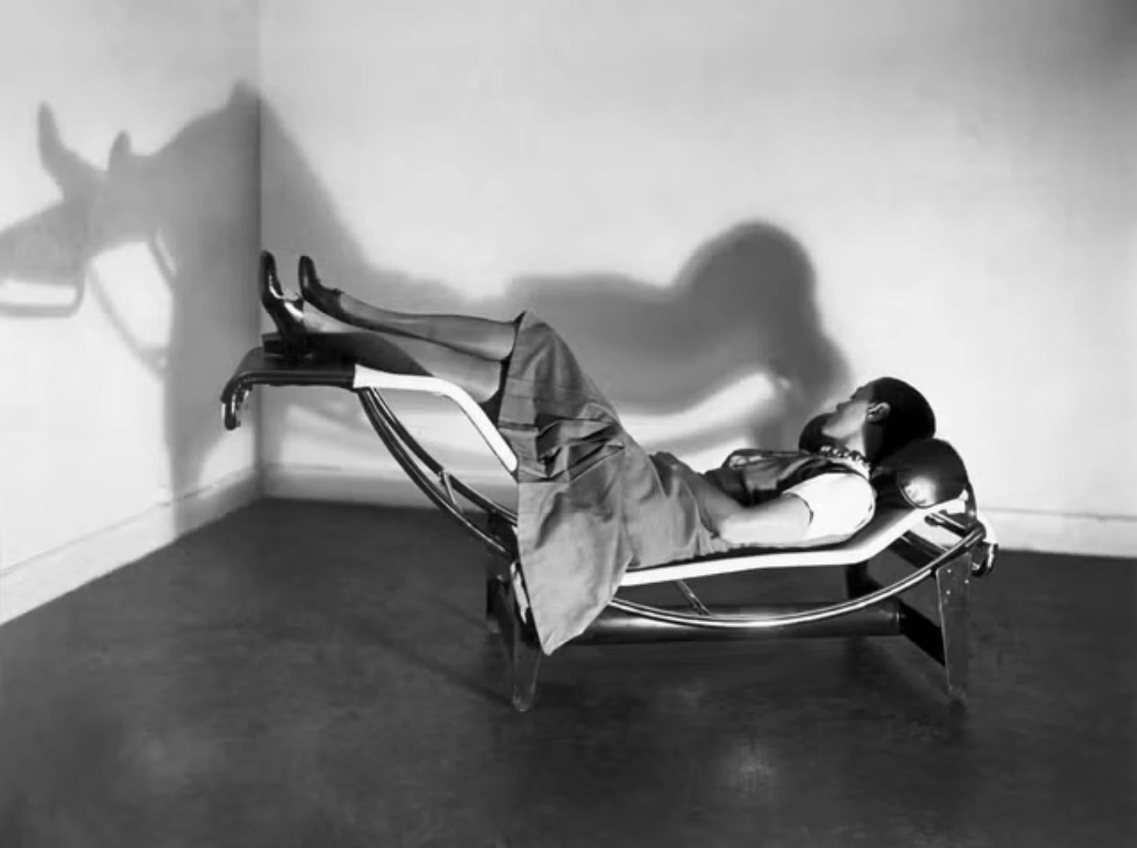 Bauhaus, entendida no solo como una escuela de enseñanza artística, sino como un movimiento cultural que transformó profundamente la relación entre arte, arquitectura, diseño e industria. 