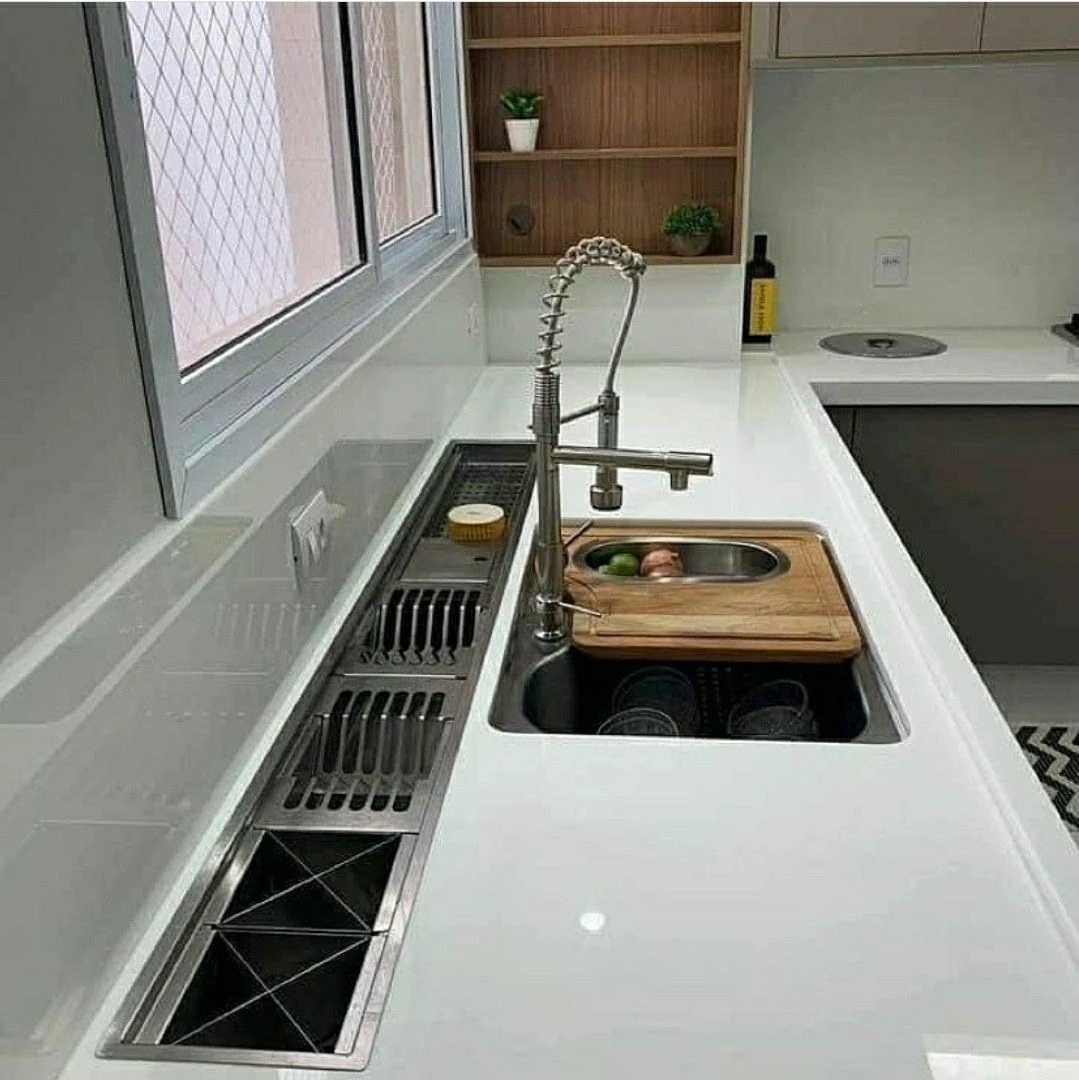 Algunas mesadas incorporan escurridores para apoyar y secar platos, vasos o verduras recién lavadas. 