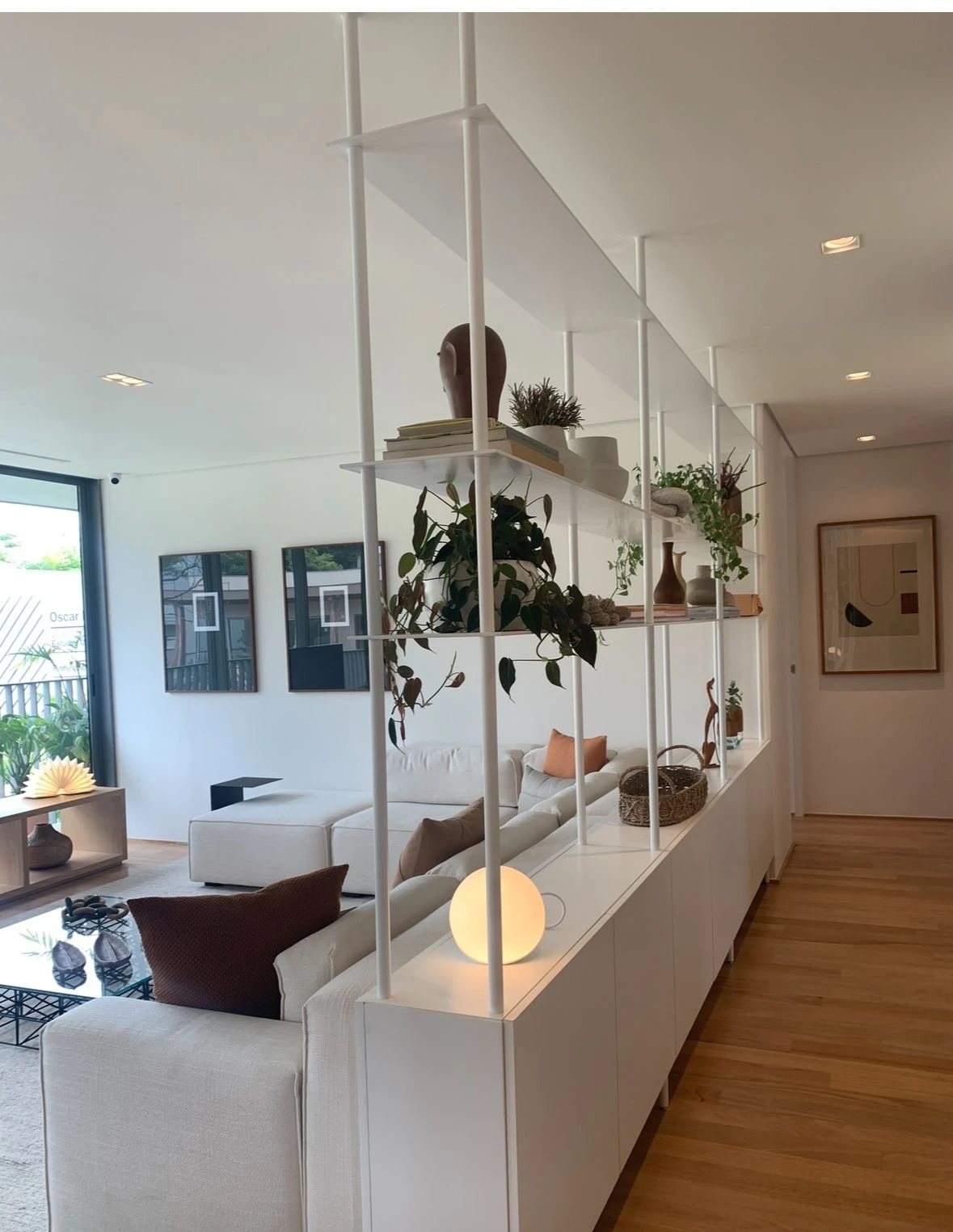 Las estanterías abiertas son prácticas y aportan opciones de decoración. 