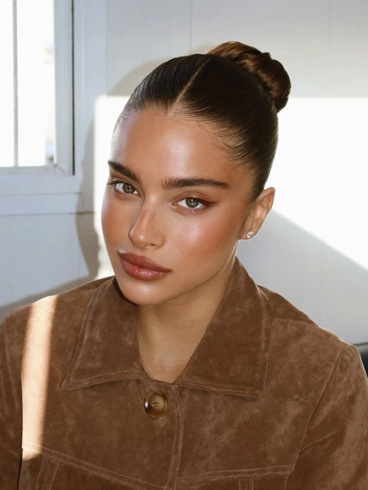 La clave del cinnamon makeup está en trabajar el rostro con tonos que parezcan integrados naturalmente a la piel.