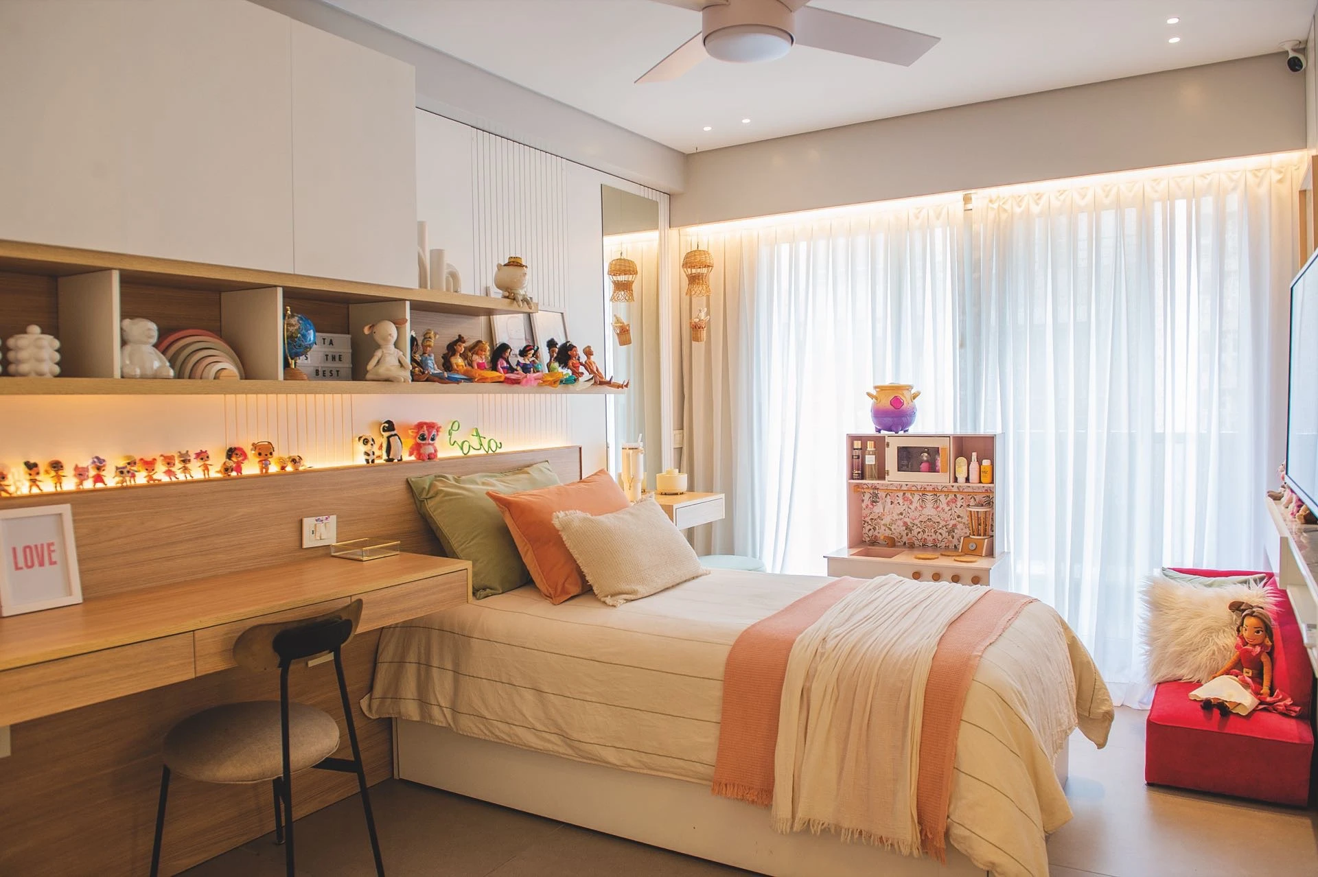 A un lado de la cama se incorporó un sector de maquillaje.