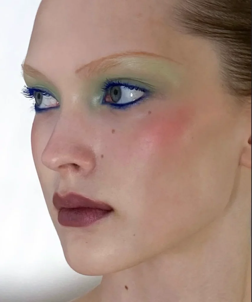 El watercolor makeup es una técnica que utiliza tonos suaves y transparentes para crear un efecto liviano y difuso sobre el rostro.