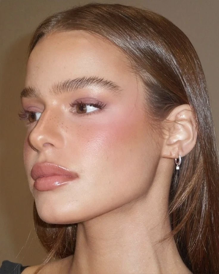 Blush combo: la nueva tendencia de maquillaje que suma rubores para darle protagonismo a las mejillas