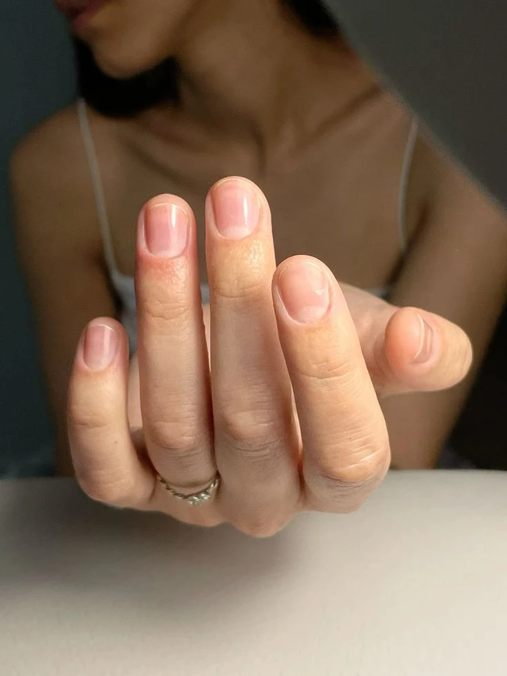 Menos es más: las 5 tendencias de maquillaje, pelo y uñas que dejamos atrás este invierno