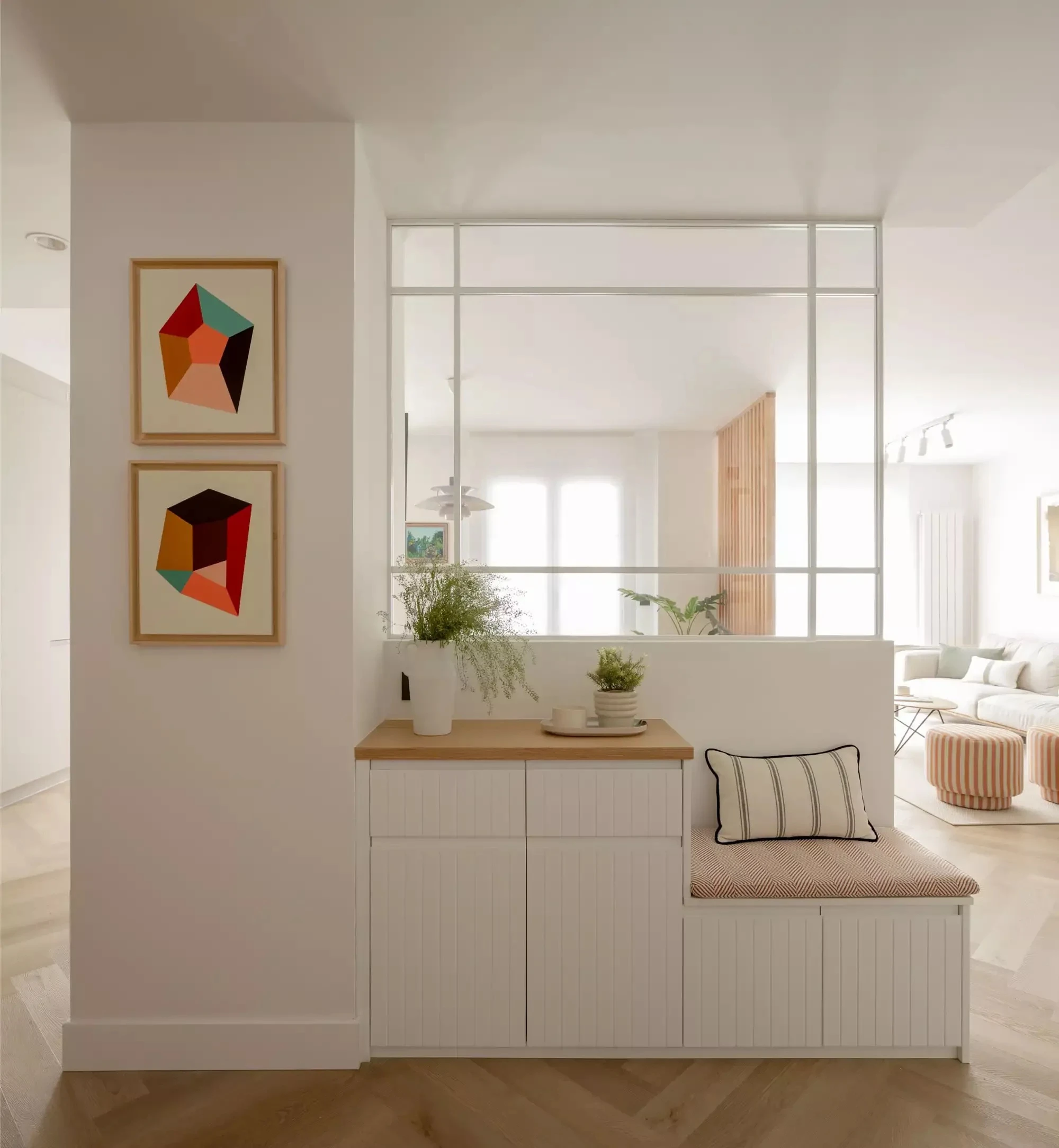 Dividir espacios sin levantar paredes es una de las formas más simples de transformar una casa sin hacer grandes obras.  