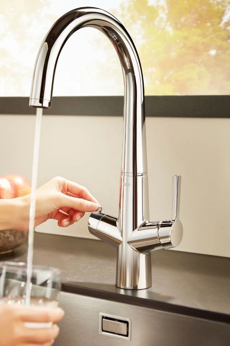 
Agua filtrada sin agregar estructuras incómodas en la grifería. 
