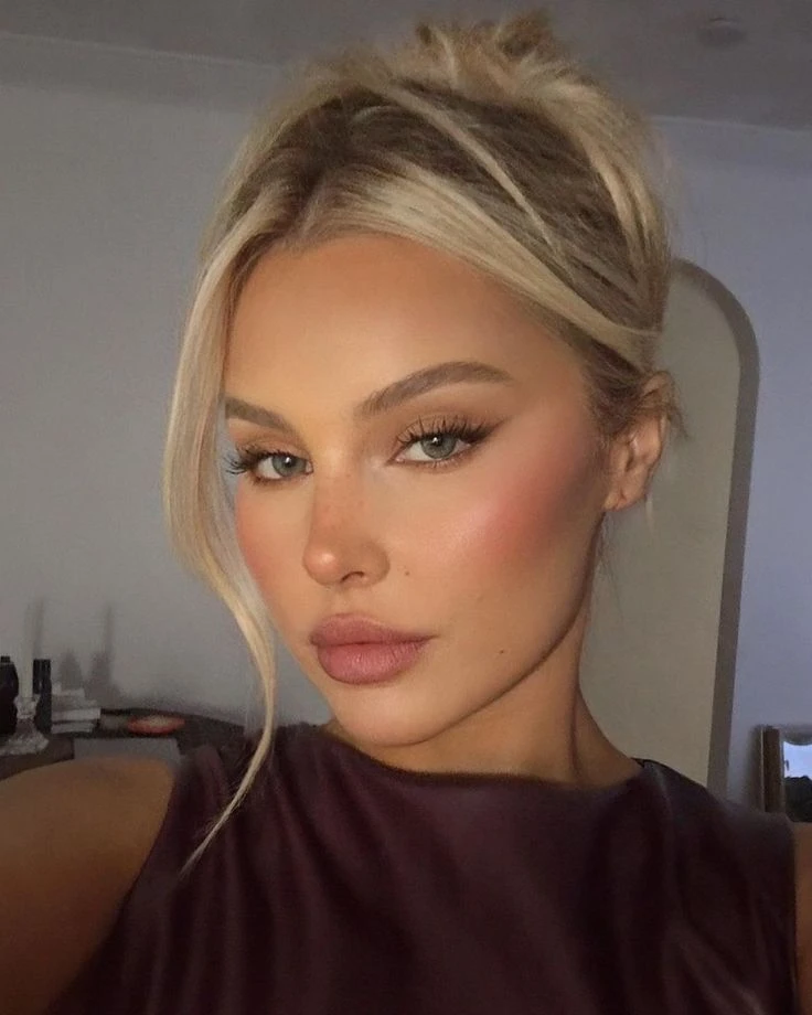 El soft wing eyeliner mantiene el efecto favorecedor del delineado, pero evita el dramatismo que a veces puede generar un cat eye muy marcado.