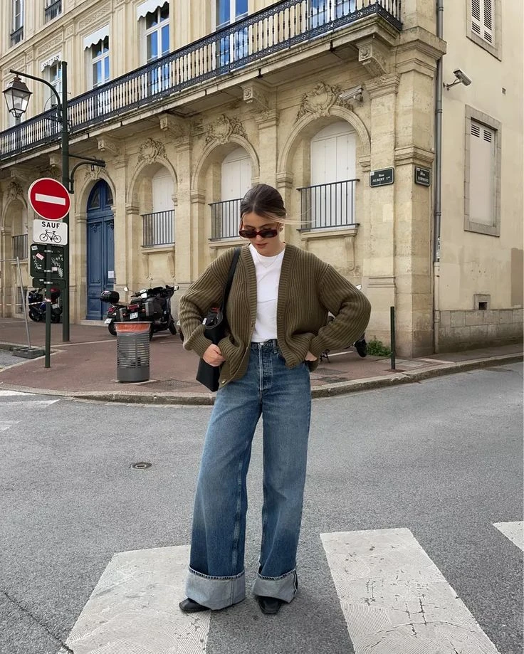 7 looks que demuestran que el jean azul y el suéter tejido siguen siendo la combinación más chic del invierno