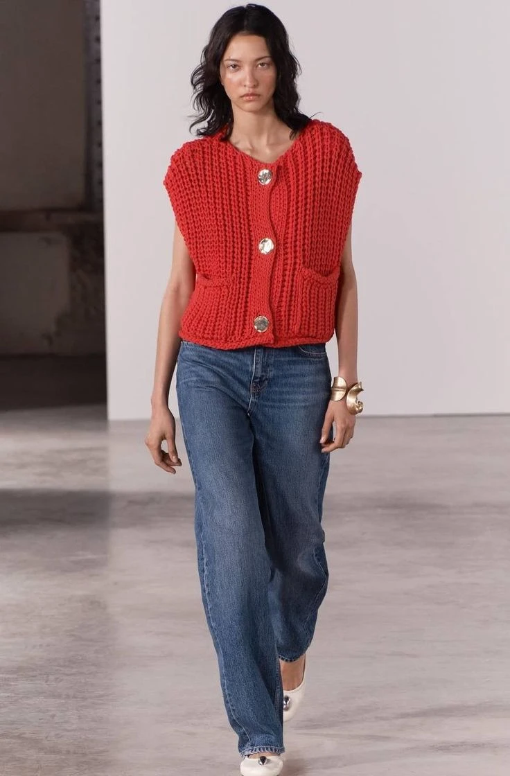 7 looks que demuestran que el jean azul y el suéter tejido siguen siendo la combinación más chic del invierno