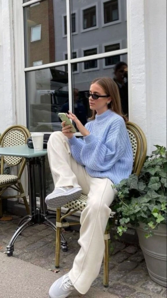 Si buscás una opción cómoda pero actual, el combo de buzo o chaleco celeste y pantalón blanco es una apuesta segura.