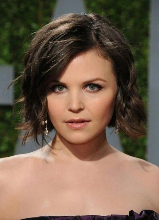 El truco visual de las famosas: cómo llevar el pelo corto con flequillo si tenés cara redonda