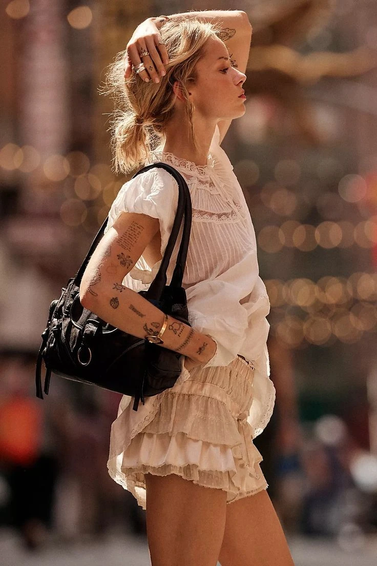 Alerta tendencia: así se lleva la East-West Baguette, la cartera alargada que conquista el street style