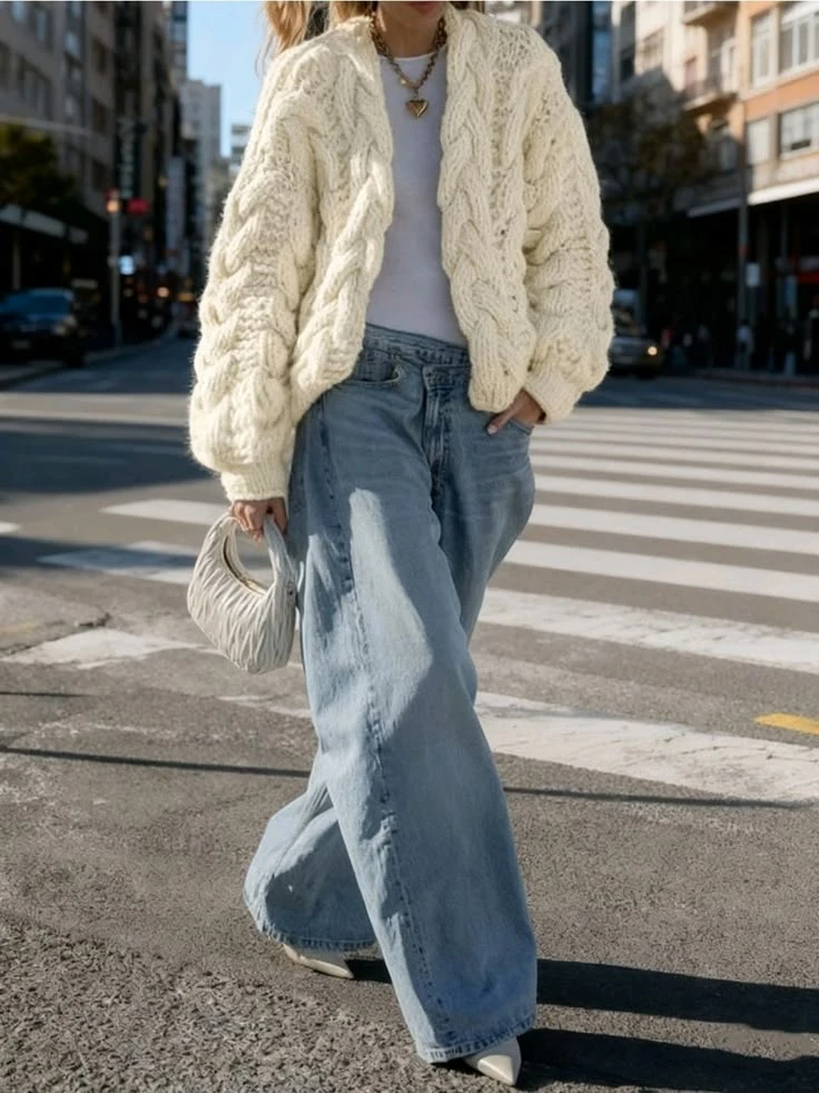 7 looks que demuestran que el jean azul y el suéter tejido siguen siendo la combinación más chic del invierno