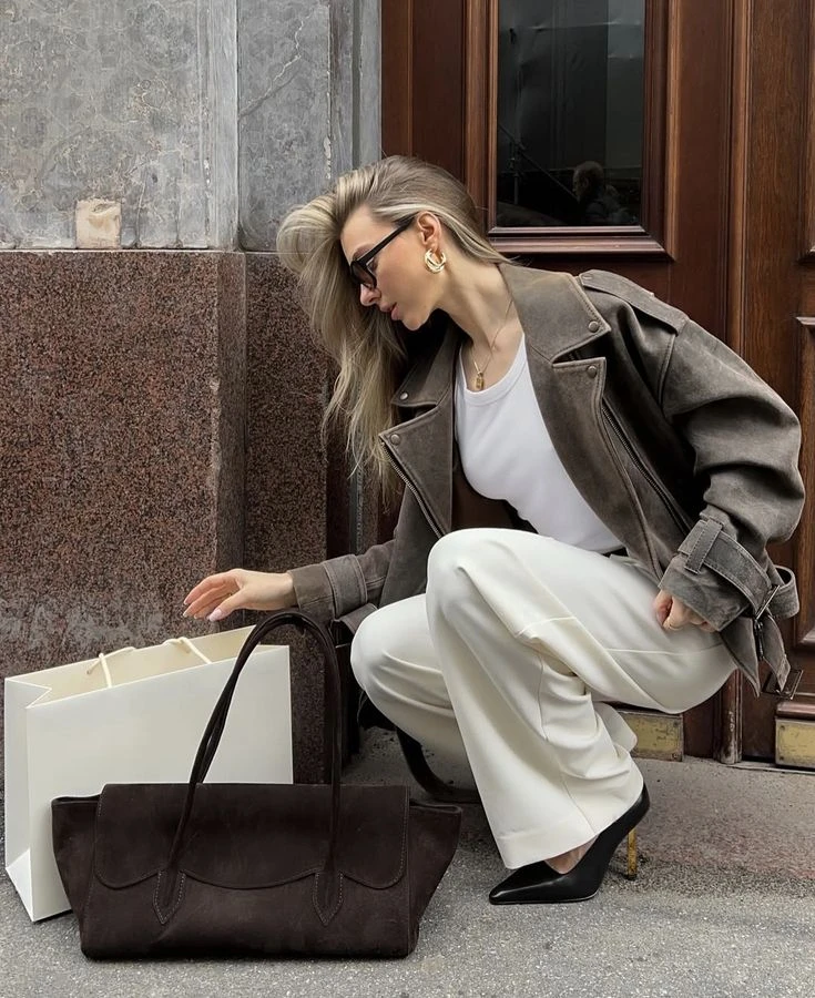 Alerta tendencia: así se lleva la East-West Baguette, la cartera alargada que conquista el street style