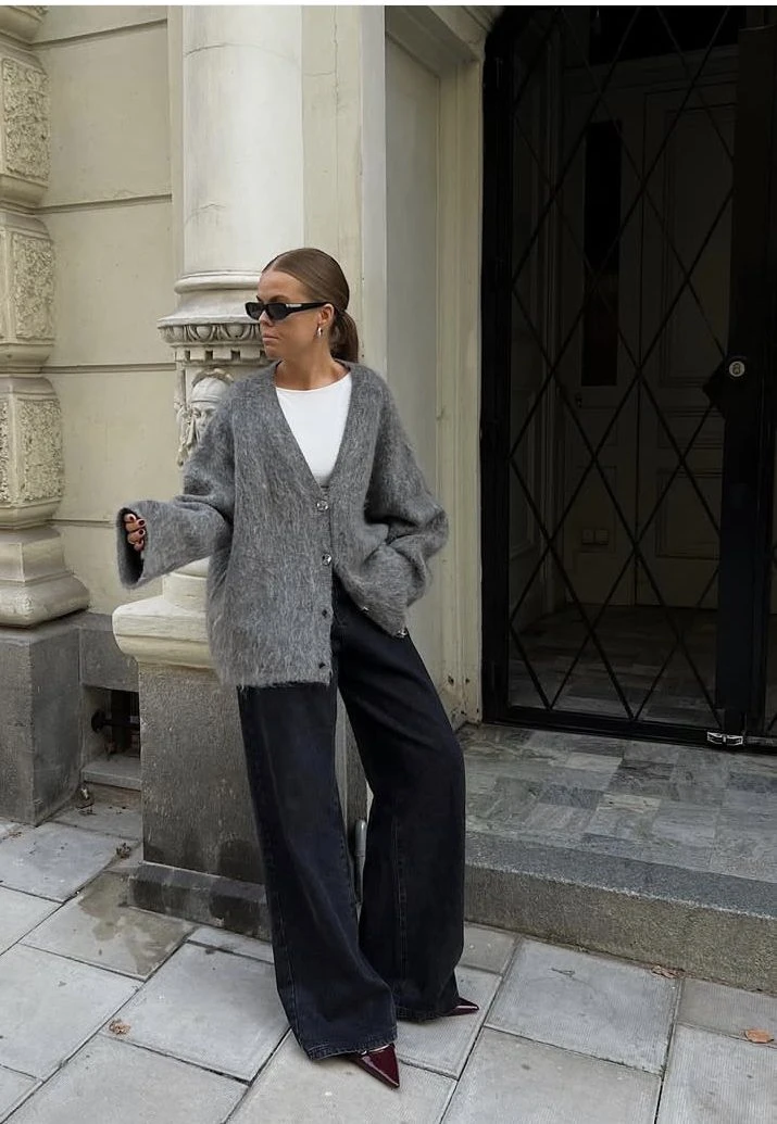 7 looks que demuestran que el jean azul y el suéter tejido siguen siendo la combinación más chic del invierno