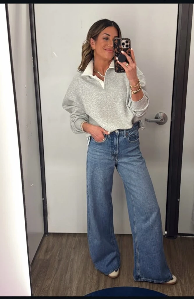 7 looks que demuestran que el jean azul y el suéter tejido siguen siendo la combinación más chic del invierno