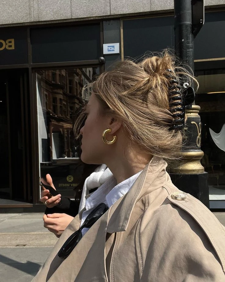 El accesorio de pelo infalible para lograr un peinado chic en segundos y que vuelve a ser tendencia