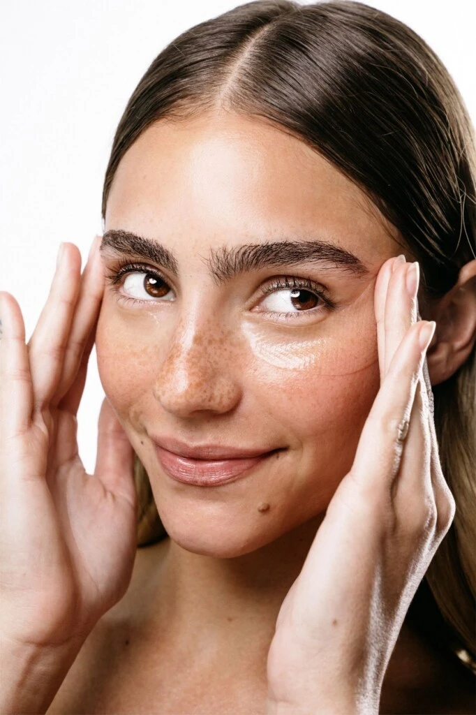 Es ideal corregir estratégicamente las ojeras con corrector