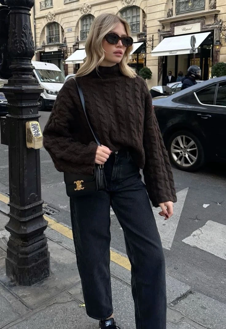 7 looks que demuestran que el jean azul y el suéter tejido siguen siendo la combinación más chic del invierno