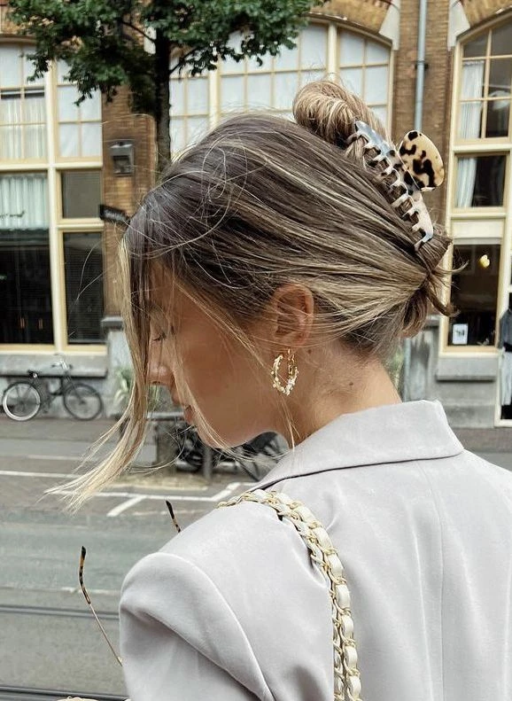 El accesorio de pelo infalible para lograr un peinado chic en segundos y que vuelve a ser tendencia