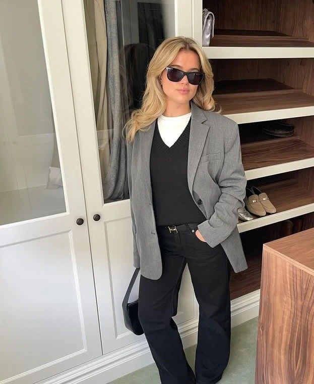Un outfit clásico se puede volver mucho más fashionista con esta regla