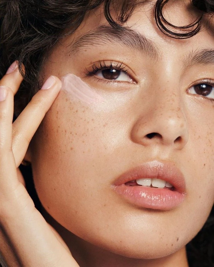 La hidratación es una de las claves más importantes para cubrir las ojeras