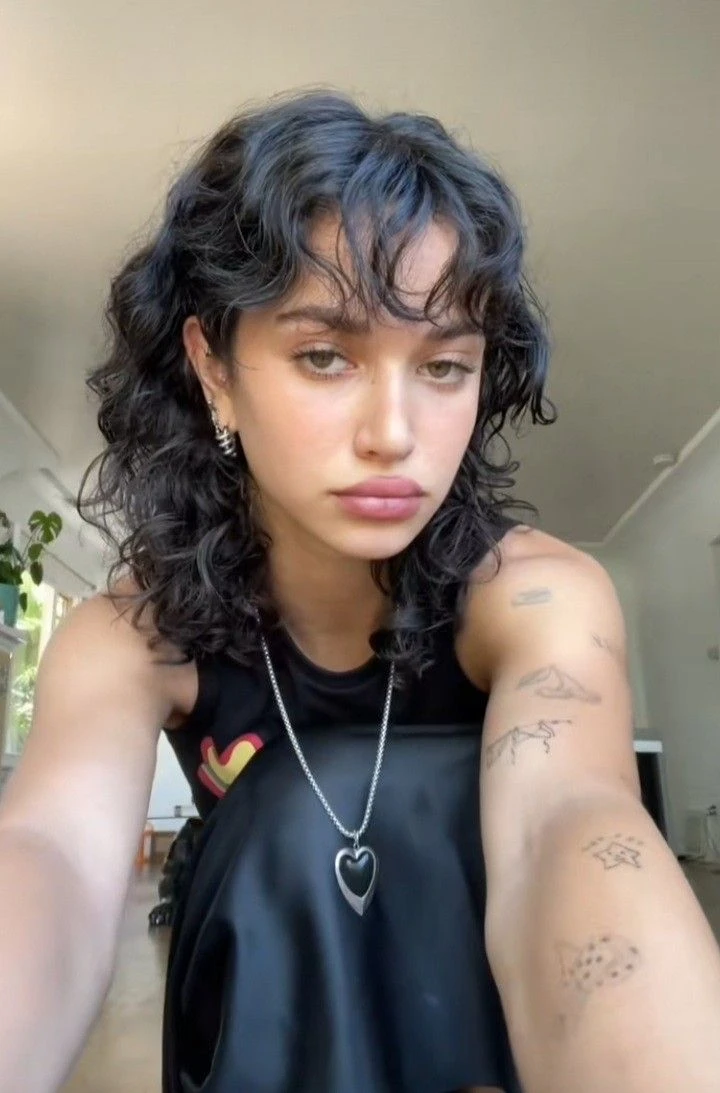 Wolf cut para pelo con rulos: el corte en capas que potencia el volumen y el movimiento natural