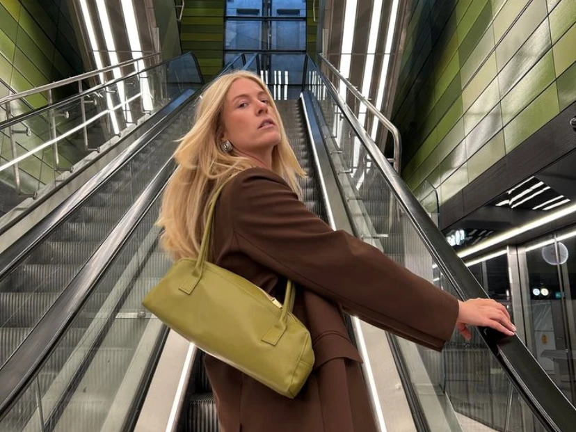 Alerta tendencia: así se lleva la East-West Baguette, la cartera alargada que conquista el street style