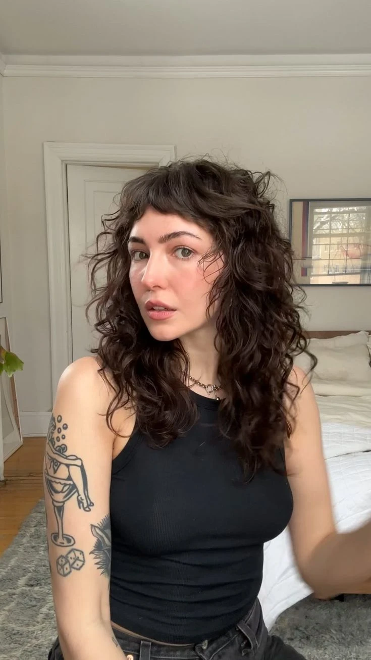 Wolf cut para pelo con rulos: el corte en capas que potencia el volumen y el movimiento natural
