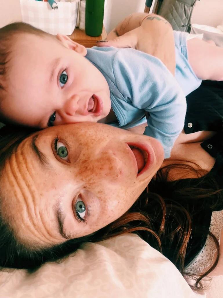 Juana repetto Soplando las velitas junto a sus tres hijos: Torino, Belisario y Timoteo.