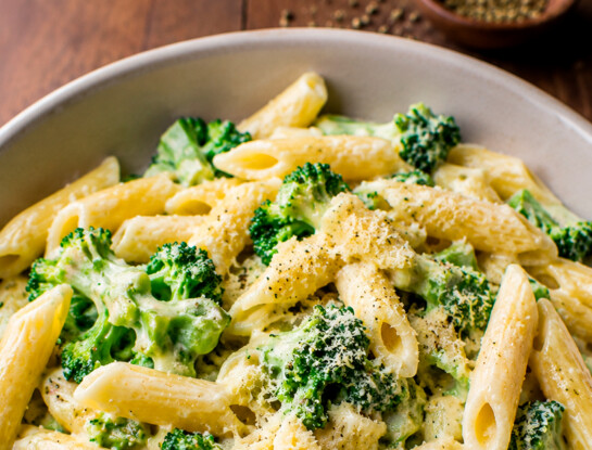 La receta fácil del día: pasta cremosa con brócoli y queso, lista en 25 minutos