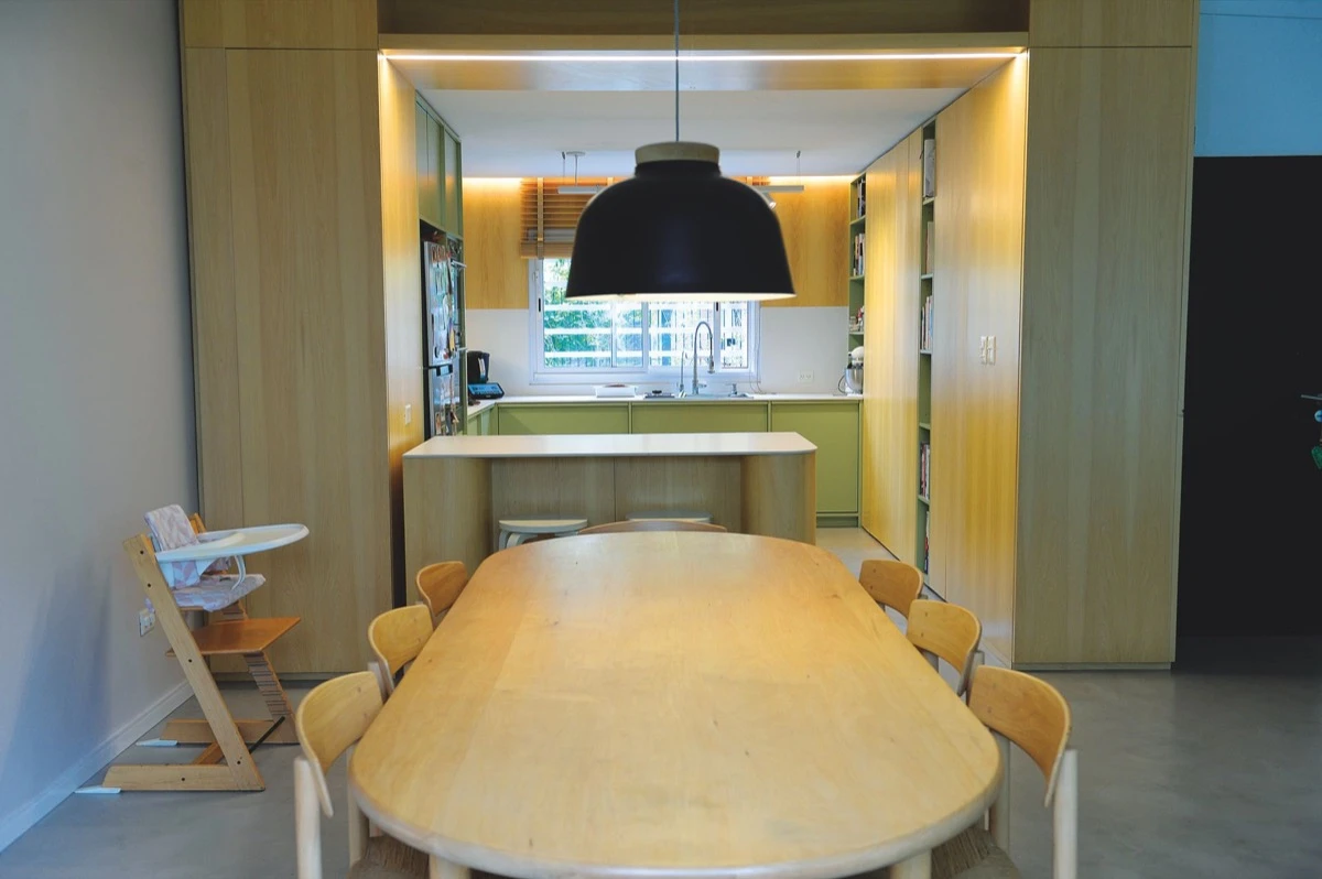 
El comedor con vista a la cocina, a través de la barra: todo integrado. 