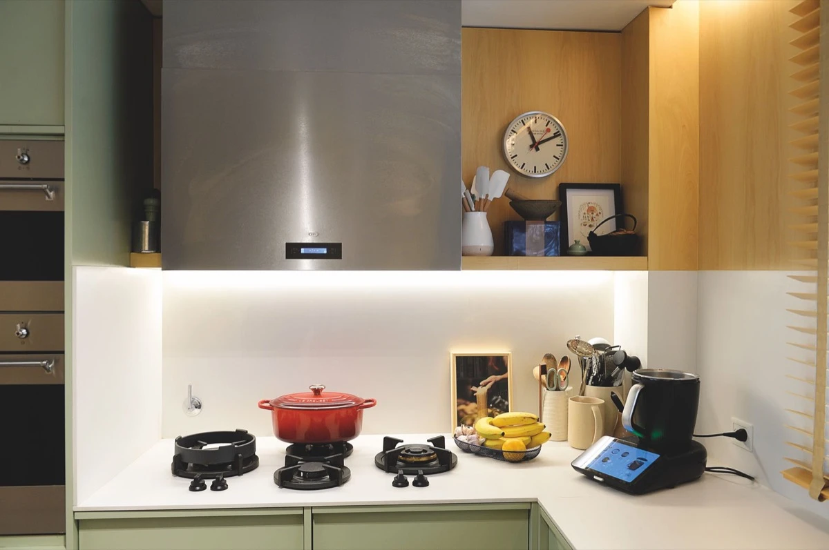 Las hornallas que salen de la mesada y la Thermomix.  