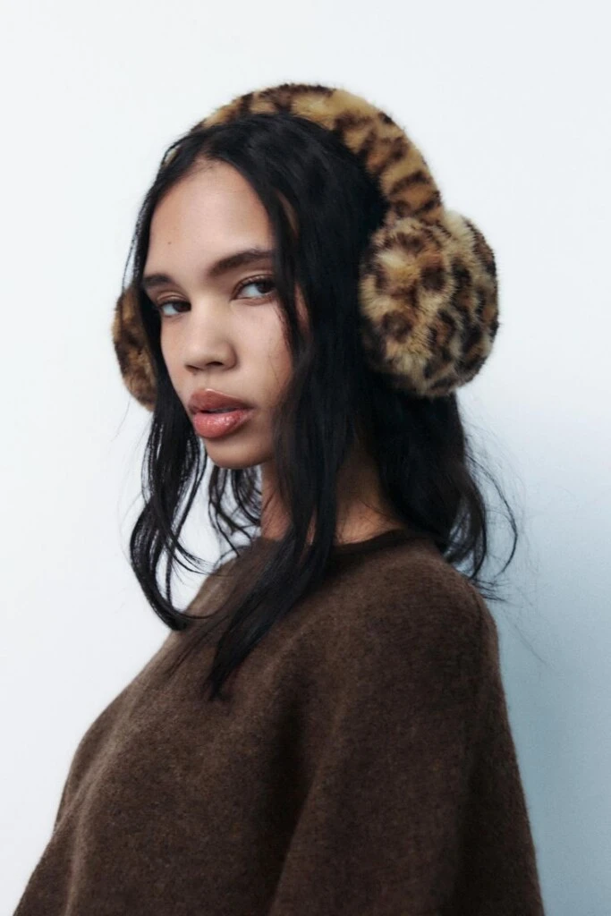 El estampado animal continúa vigente durante esta temporada y las orejeras con este diseño son una forma sencilla de incorporarlo sin sobrecargar el look.