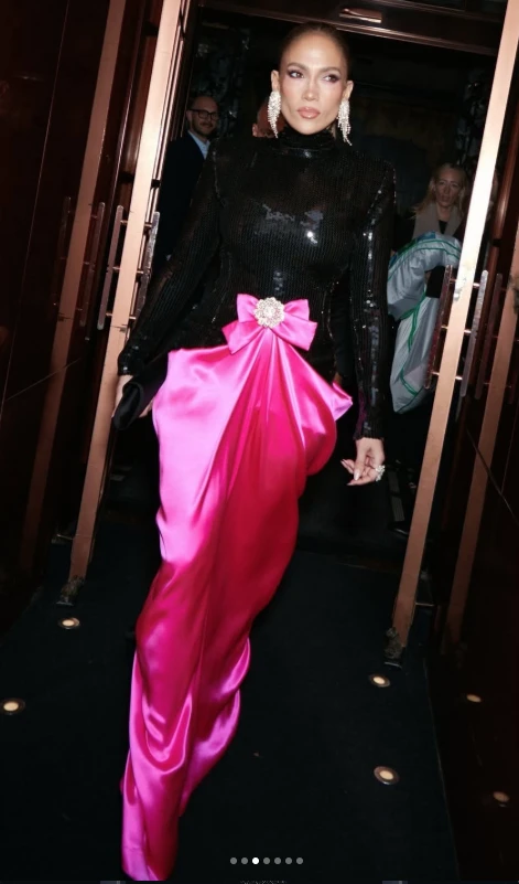 Jennifer Lopez impactó en Londres con un espectacular vestido de Richard Quinn