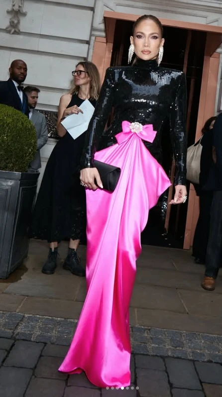 Jennifer Lopez impactó en Londres con un espectacular vestido de Richard Quinn