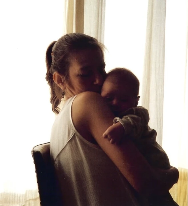 Bruno con su mamá cunado era bebé.