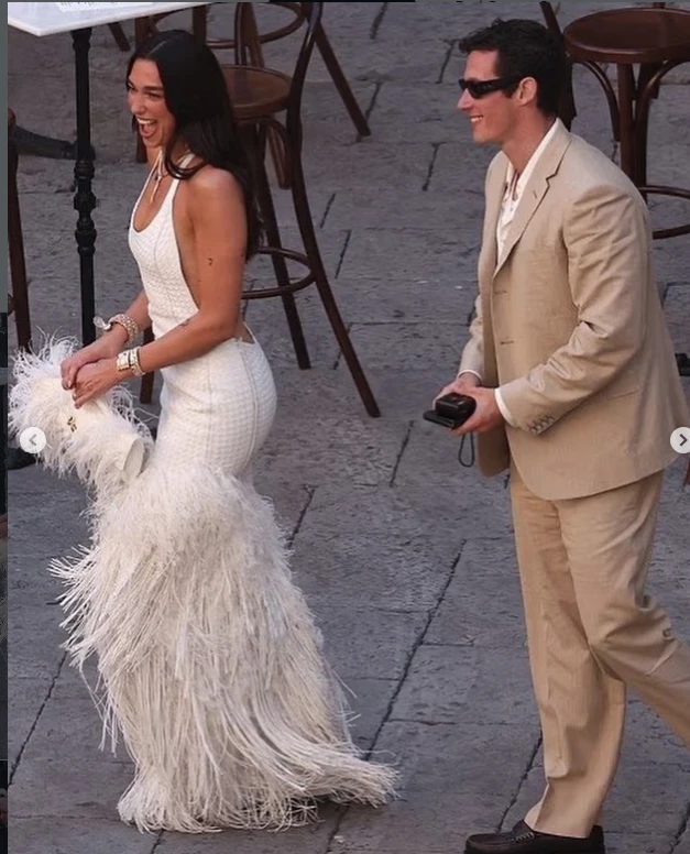 El look para el primer festejo de bodas de Dua Lipa en Sicilia. 