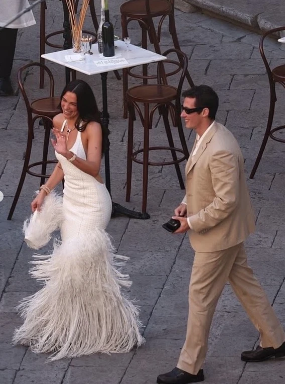 El look para el primer festejo de bodas de Dua Lipa en Sicilia. 