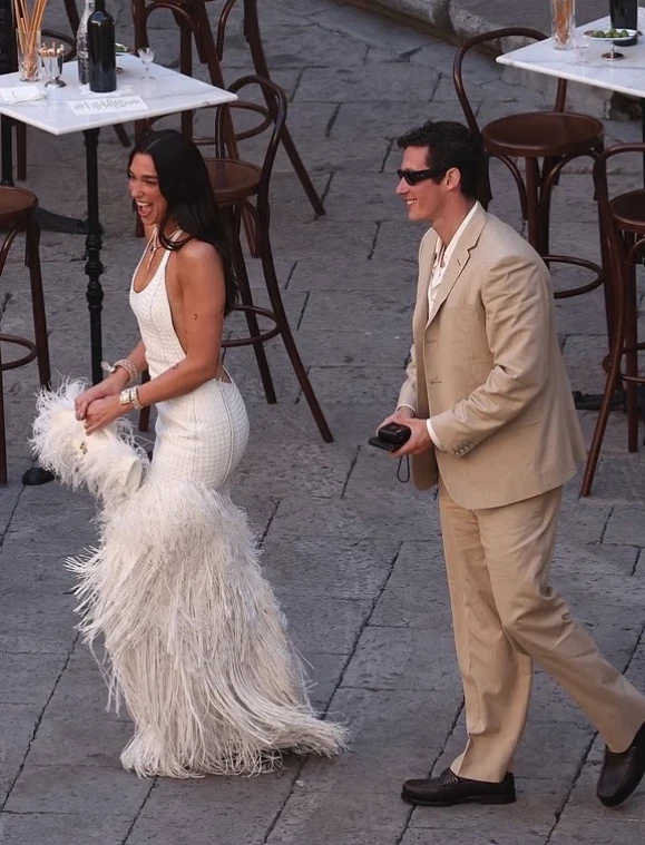 El look para el primer festejo de bodas de Dua Lipa en Sicilia. 