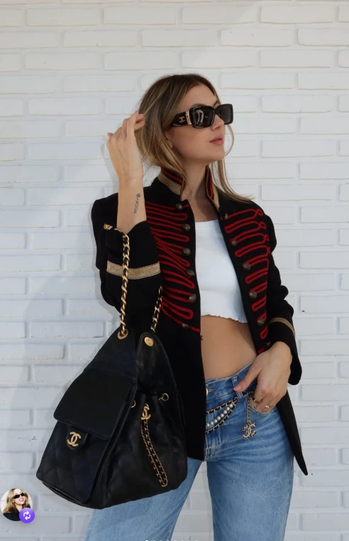 Militar chic con jeans amplios.
