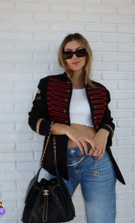 Militar chic con jeans amplios.