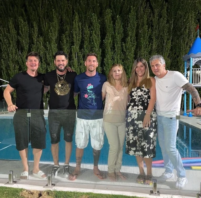 Leo Messi junto a su familia.