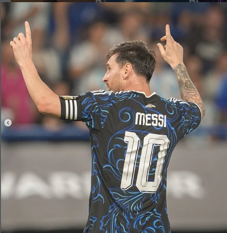Cada vez que Messi marca un gol sube los brazo y señala al cielo, un homenaje a su abuela Celia.
